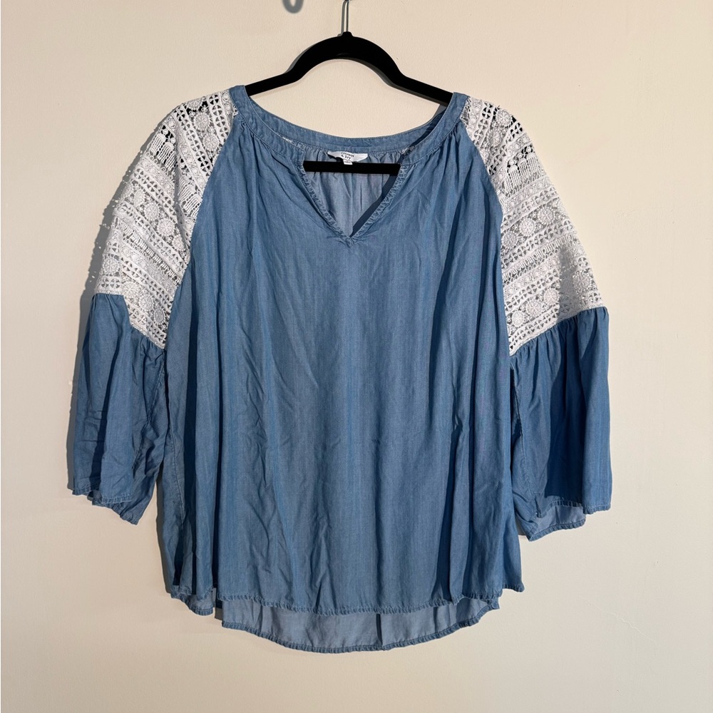 Crown & Ivy Blue Chambray Lace 3/4 Flowy Sleeve Blouse Size Large Boho Casual